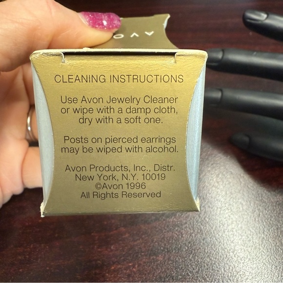 Avon “Luxurious Sparkle Ring”Goldtone Textured Ring size 9 NIB vintage 1996 - Picture 7 of 9